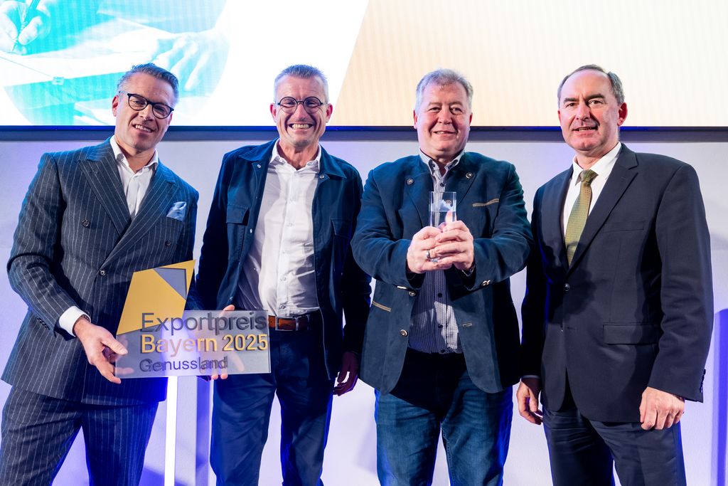 Bayerns Wirtschaftsminister Hubert Aiwanger mit den Preisträger der Kategorie Genussland: Oswald und Roland Kundmüller, Geschäftsführer der Brauerei-Gasthof Kundmüller, Laudator Dr. Stephan Meier (l.), Geschäftsführer des Cafes Luitpold La Gâterie GmbH &amp; Co. KG (Foto: StMWi/L. Preiss)