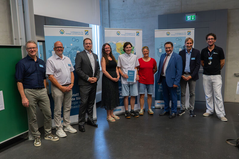Das Korbinian-Aigner-Gymnasium in Erding belegt ebenfalls den dritten Platz beim diesjährigen bayernweiten Schulwettbewerb H2@School. Bayerns Wirtschaftsstaatssekretär Tobias Gotthardt hat die Sieger geehrt. Foto: Bayerisches Landesamt für Umwelt/Michell Wojcikowski