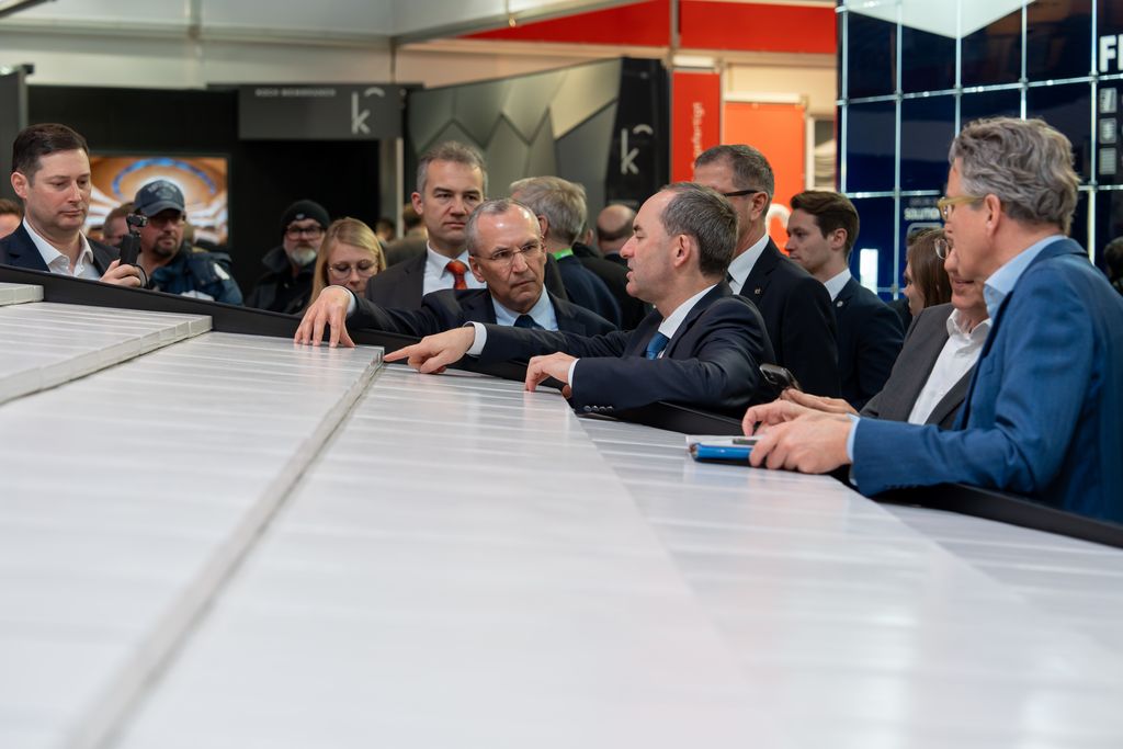 Wirtschaftsminister Hubert Aiwanger besucht den gemeinsamen Messestand der Firmen Gima und Erlus. Foto: StMWi/E. Neureuther