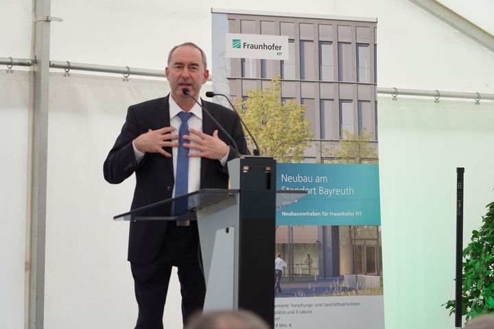 Bayerns Wirtschaftsminister Hubert Aiwanger bezeichnete den Neubau des Fraunhofer-Instituts für Angewandte Informationstechnik FIT in Bayreuth als wichtigen Schritt für die Zukunftsfähigkeit des Wirtschafts- und Wissenschaftsstandorts Bayern. Foto: Aneta Ufert/StMWi