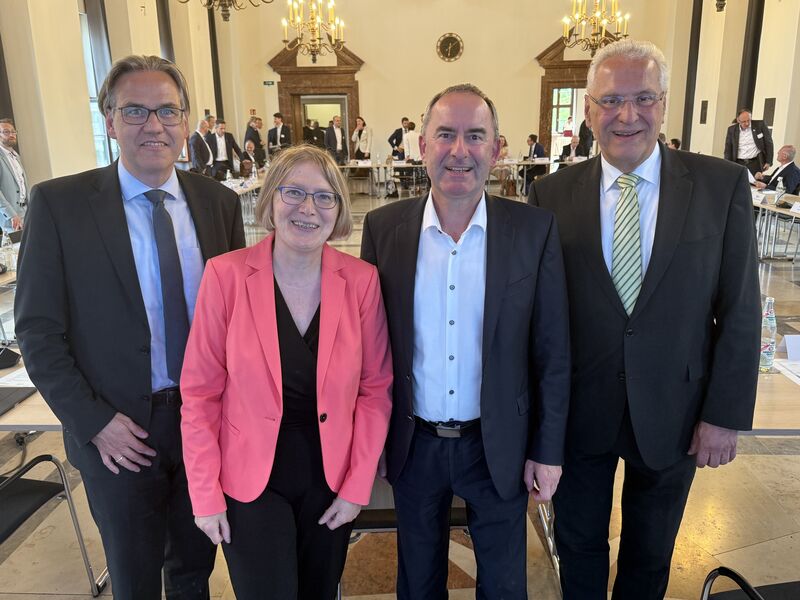 Die Staatsminister Hubert Aiwanger (Energie) und Joachim Herrmann (Sicherheit) leiteten den runden Tisch zum Thema "Schutz der bayerischen Energieinfrastruktur". Links: Prof. Dr.-Ing. Frank Messerer (Ministerialdirektor) und die Amtschefin im Bayerischen Wirtschaftsministerium Dr. Sabine Jarothe. Foto: StMWi
