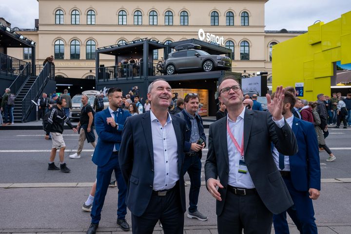 Bayerns Wirtschaftsminister Hubert Aiwanger besucht den IAA Open Space in München.