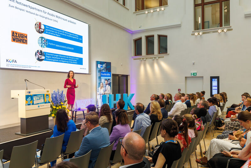 Keynotespeakerin auf der Bühne und hält einen Vortrag