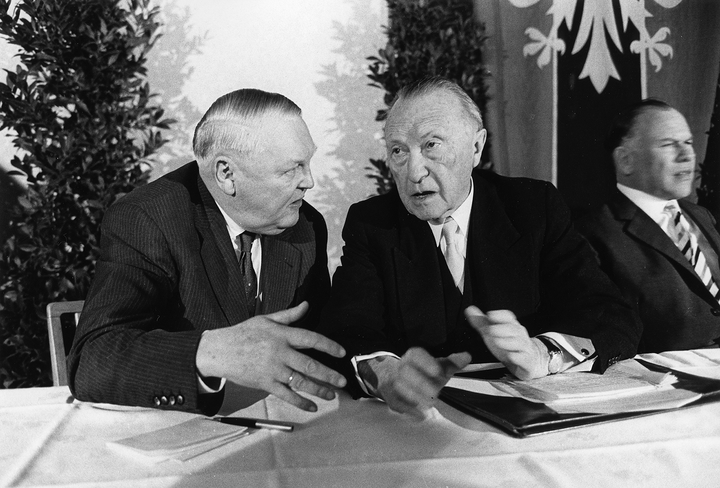 Bundeswirtschaftsminister Ludwig Erhard (links) im Gespräch mit Bundeskanzler Konrad Adenauer, 1960