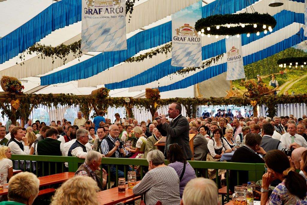 Staatsminister Hubert Aiwanger sprach bei der Eröffnung des Karpfhamer Volksfestes. Foto: Elke Neureuther/StMWi