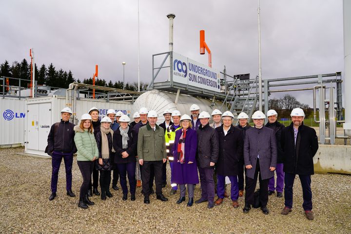 Die Bayerische Delegation mit Wirtschaftsminister Hubert Aiwanger zu Besuch am Forschungsspeicher Pilsbach in Oberösterreich. Foto: StMWi/E. Neureuther.