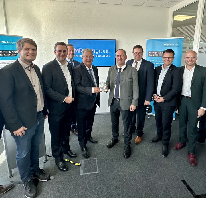 Bayerns Wirtschaftsminister Hubert Aiwanger informierte sich über das geplante Wasserstoff-Infrastrukturprojekt in Donauwörth. Foto: StMWi