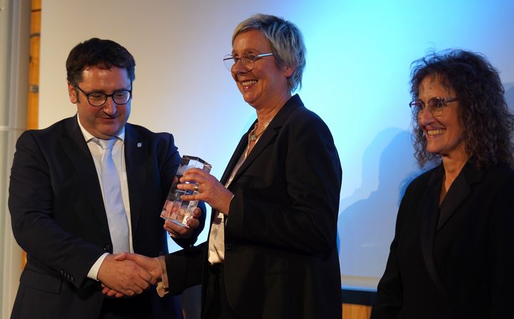 In der Kategorie Genussland erhielt die Maintal Konfitüren GmbH den Exportpreis. Foto (v. l. n. r.): Wirtschaftsstaatssekretär Gotthardt, Anne Feulner (Inhaberin und Geschäftsführerin von Maintal Konfitüren), Martina Dütsch-Cerbone (Exportleiterin). (Foto: StMWi / P. Hof)