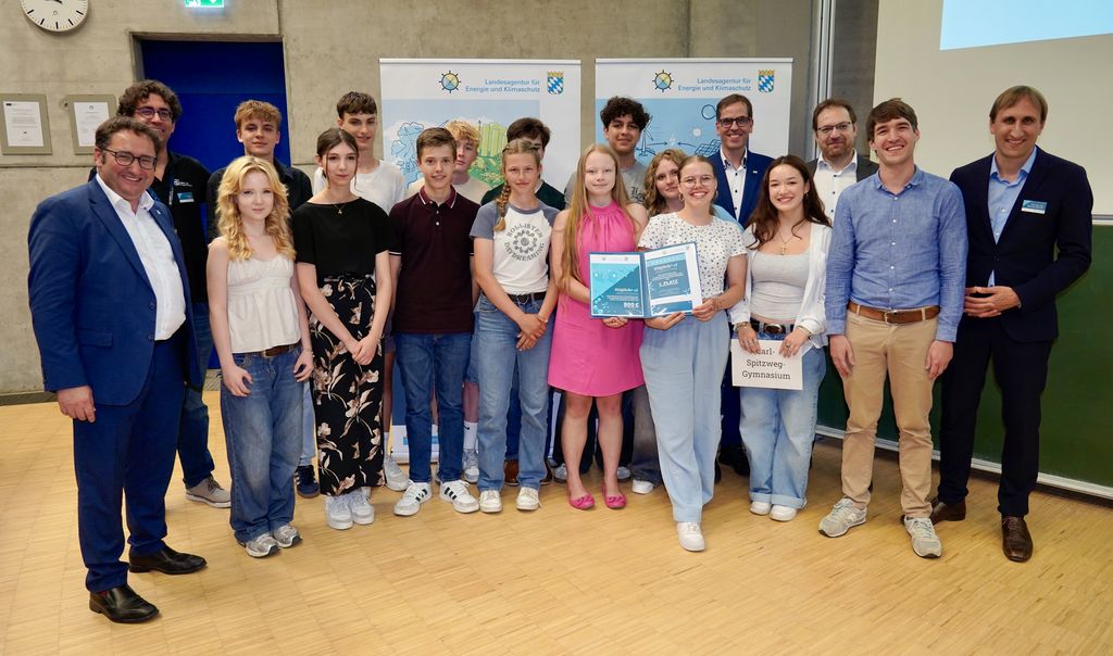 Wirtschaftsstaatssekretär Tobias Gotthardt gratulierte den Gewinnern vom Carl-Spitzweg-Gymnasium in Germering. Foto: StMWi