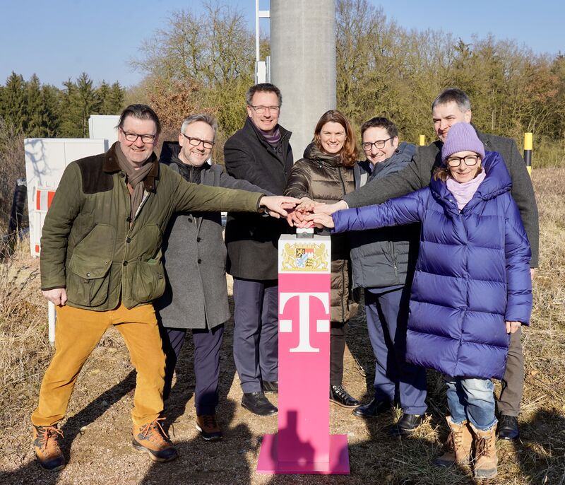 Wirtschaftsstaatssekretär Tobias Gotthardt zusammen mit Landrätin Tanja Schweiger, Udo Harbers (Telekom) und Bürgermeister Josef Schindler bei der Inbetriebnahme des 100. Mobilfunkstandorts der dt. Telekom. Foto: StMWi.