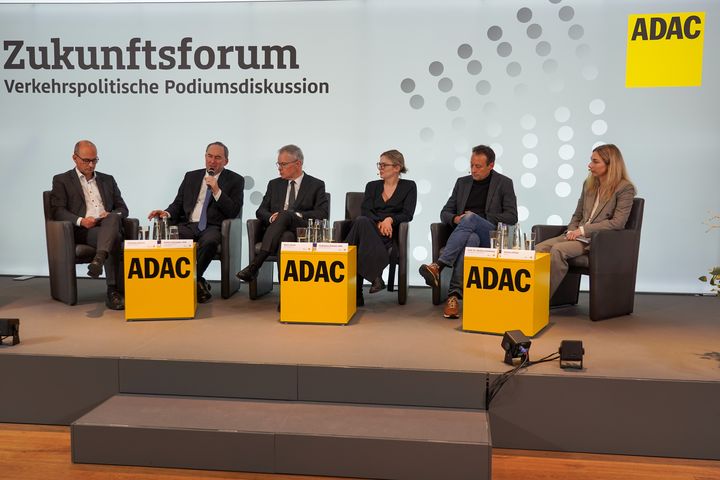 Wirtschaftsminister Hubert Aiwanger diskutiert mit Vertretern aus Wissenschaft, Wirtschaft und Politik über das Verbrennerverbot. v.l.n.r: Christian Nitsche (BR), Hubert Aiwanger, Björn Dosch (ADAC Südbayern e.V), Katharina Schulze (Bündnis 90/Die Grünen), Prof. Dr. Markus Lienkamp (TUM), Bettina Hölzle (AUDI AG). Foto: K. Huber/StMWi.