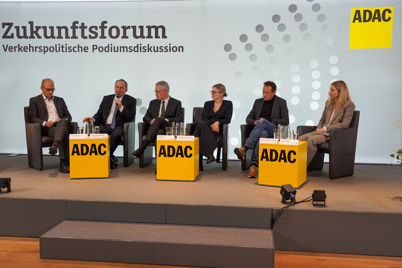 Wirtschaftsminister Hubert Aiwanger diskutiert mit Vertretern aus Wissenschaft, Wirtschaft und Politik über das Verbrennerverbot. v.l.n.r: Christian Nitsche (BR), Hubert Aiwanger, Björn Dosch (ADAC Südbayern e.V), Katharina Schulze (Bündnis 90/Die Grünen), Prof. Dr. Markus Lienkamp (TUM), Bettina Hölzle (AUDI AG). Foto: K. Huber/StMWi.