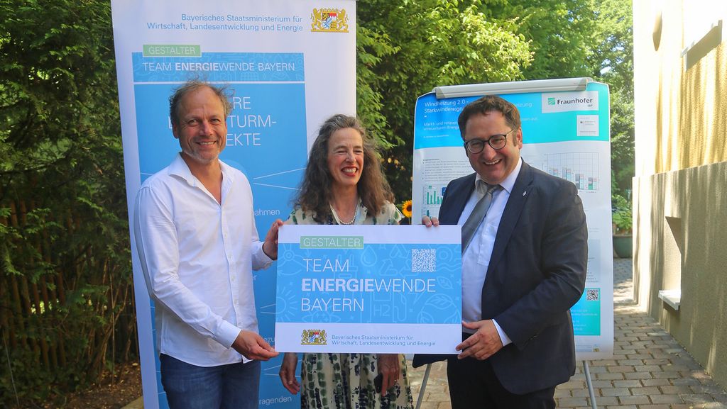 Übergabe der Gestalter-Urkunde.