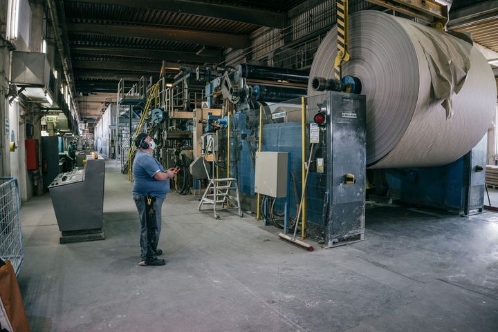 Tonnenschwere Papierrollen in riesigen Hallen: Die Papierfabrik Trostberg vernetzt ihre Maschinen künftig mit einem eigenen 5G-Netz.