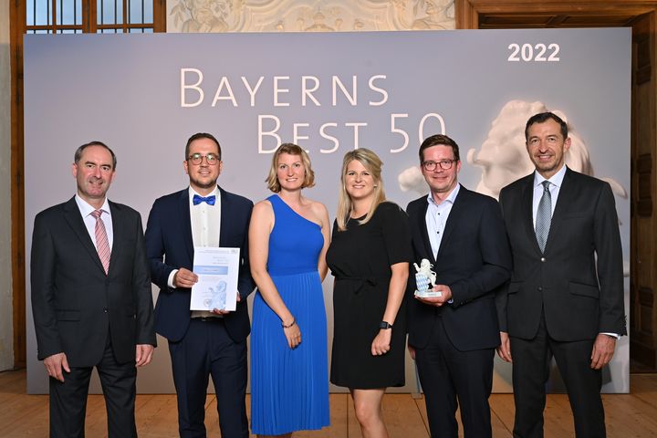 Bayerns Wirtschaftsminister Hubert Aiwanger (links) übergibt die Auszeichnung "Bayerns Best 50" an die easy2cool GmbH.