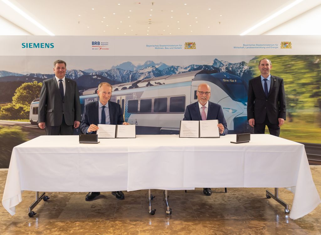 Vertragszunterzeichnung: (von links) Verkehrsminister Christian Bernreiter, Albrecht Neumann, CEO Rolling Stock, Siemens Mobility, Arnulf Schuchmann, Geschäftsführer der Bayerischen Regiobahn sowie Wirtschaftsminister Hubert Aiwanger. Foto: Elke Neureuther/StMWi