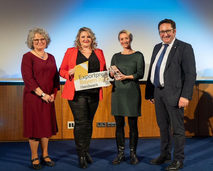 In der Kategorie Handwerk wurde die clearaudio electronic GmbH ausgezeichnet. Das Foto zeigt (von links nach rechts) Laudatorin Claudia Wackerbauer, Geschäftsführerin der Wackerbauer Maschinenbau GmbH, die Preisträgerinnen Katharina Dilger, Marketing Managerin, Veronika Suchy, Geschäftsführerin der clearaudio electronic GmbH, und Staatssekretär Tobias Gotthardt. Foto: StMWi/Bastian Brummer