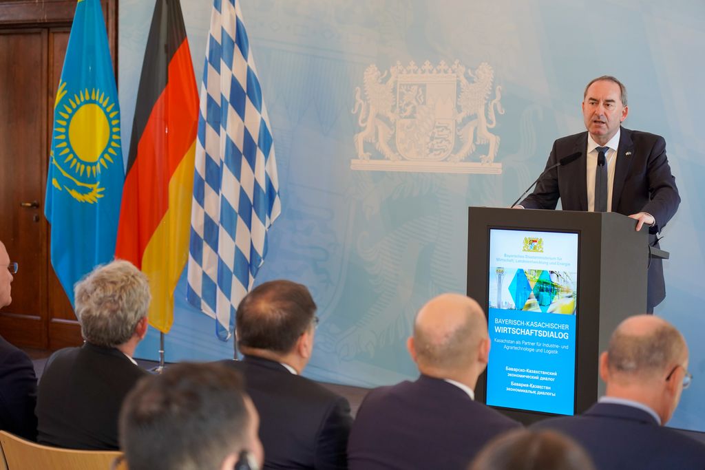 Bayerns Wirtschaftsminister Hubert Aiwanger eröffnete den bayerisch-kasachischen Wirtschaftsdialog.
Foto: StMWi
