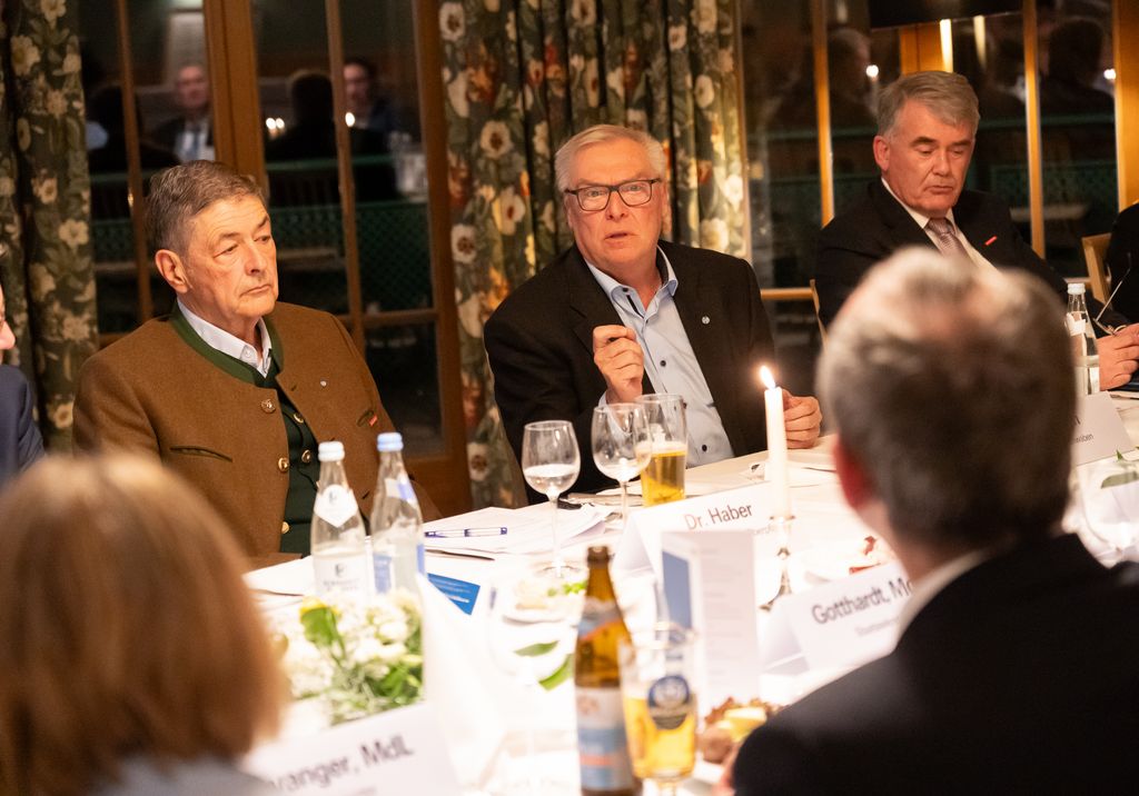 "Trotz der nötigen Sparmaßnahmen im gesamten Staatshaushalt halten wir unser Wort: Wir stärken die Handwerksförderung und unterstützen bei der Finanzierung anstehender Großprojekte", betonte Bayerns Wirtschaftsminister Hubert Aiwanger im Gespräch mit den Vertretern der Bayerischen Handwerkskammern in Odelzhausen. Foto: StMWi/Bastian Brummer