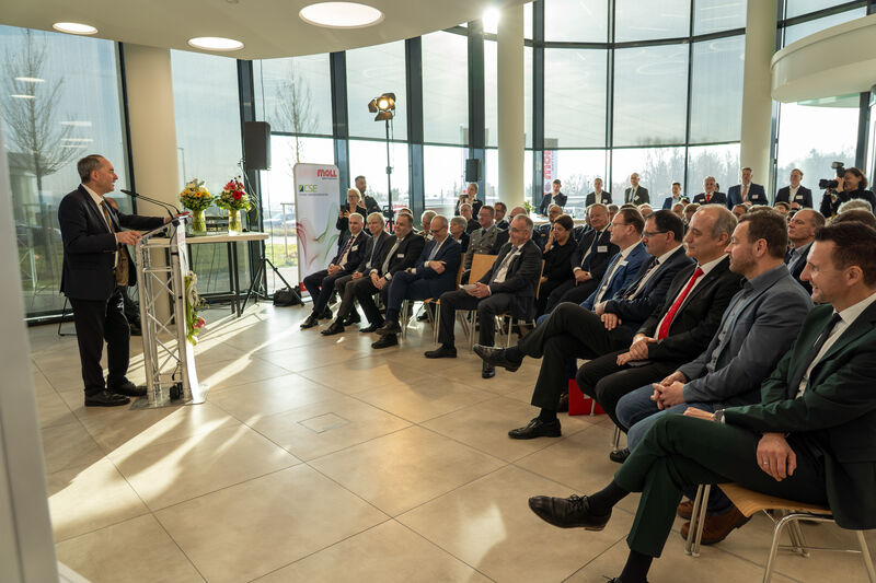 Bayerns Wirtschaftsminister Hubert Aiwanger bei MOLL Batterien (Foto:  StMWi/N. Engelhart)