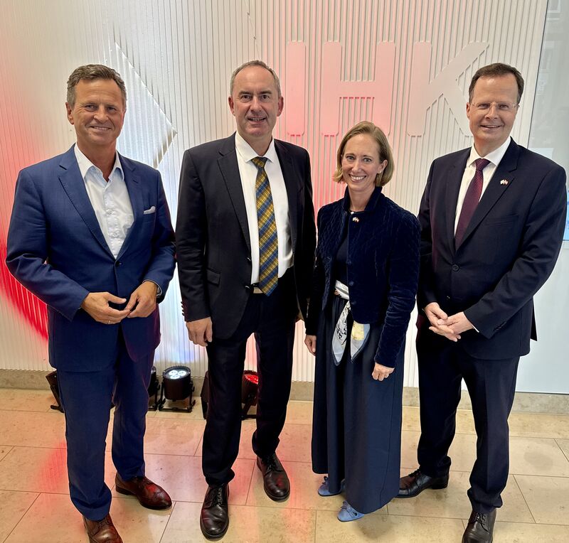 Bayerns Wirtschaftsminister Hubert Aiwanger begrüßte die neue österreichische Handelskonsulin Katharina Gregorich und verabschiedete ihren Vorgänger Andreas Haidenthaler (rechts). Gastgeber des Jahresempfangs der österreichischen Wirtschaft in Bayern war der Hauptgeschäftsführer der IHK für München und Oberbayern, Manfred Gößl. Foto: StMWi