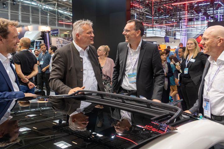 Bayerns Wirtschaftsstaatssekretär Roland Weigert besucht die IAA MOBILITY 2023 