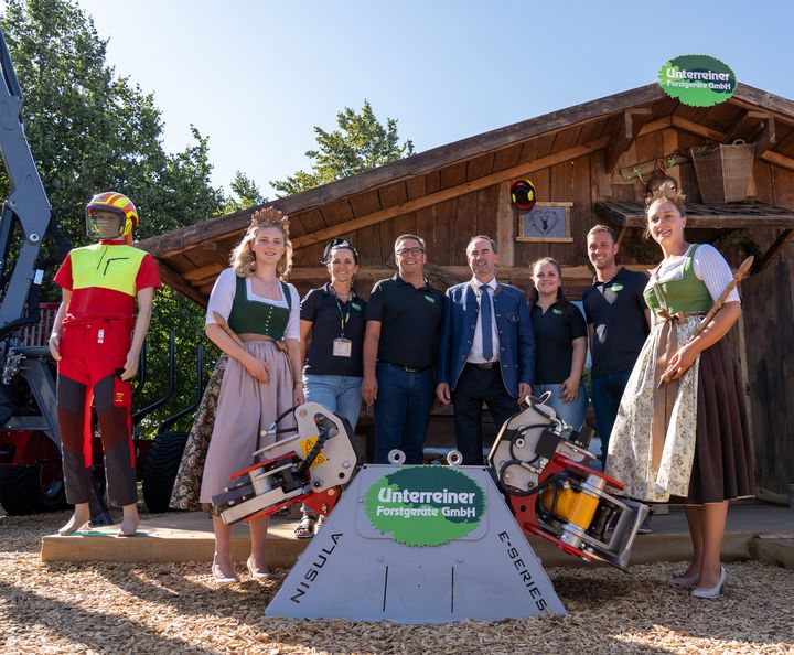 Wirtschaftsminister Hubert Aiwanger (4. v. l.) besucht die Interforst 2022 © StMWi/E. Neureuther