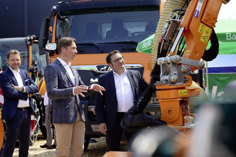 Bayerns Wirtschaftsstaatssekretär Tobias Gotthardt besucht die IFAT Munich 2024.