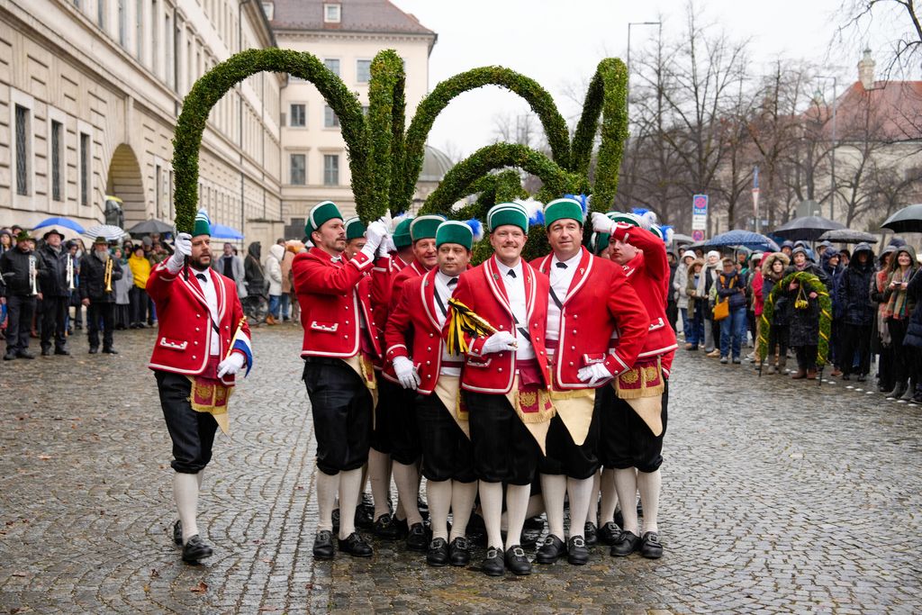 Der Bayerische Wirtschaftsminister Hubert Aiwanger begrüßt die Original Münchner Schäfflertanzgruppe. 
