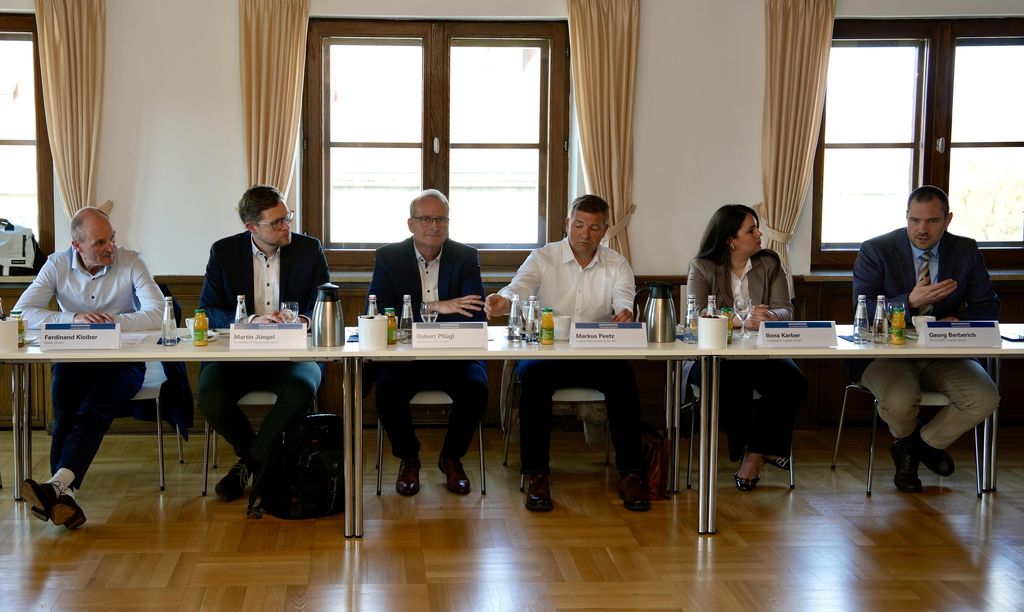 Impressionen vom Runden Tisch „Emissionsfreie LKW-Antriebstechnologien“.