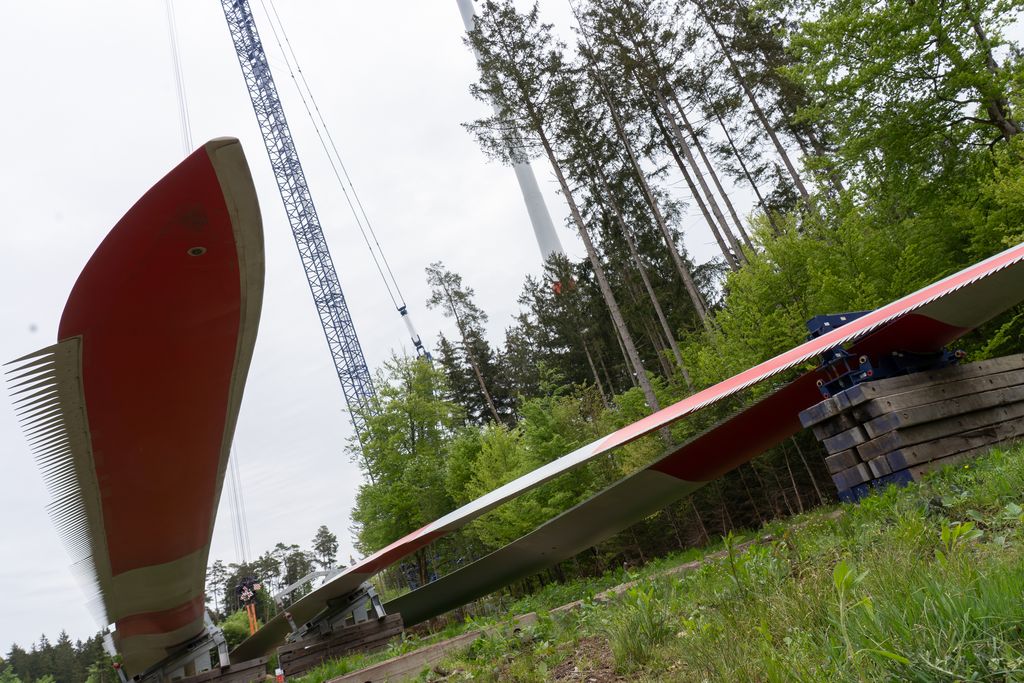 Detailansicht der Rotorblätter für das dritte Windrad im Hofoldinger Forst. 
Fotos: StMWi/B.Brummer