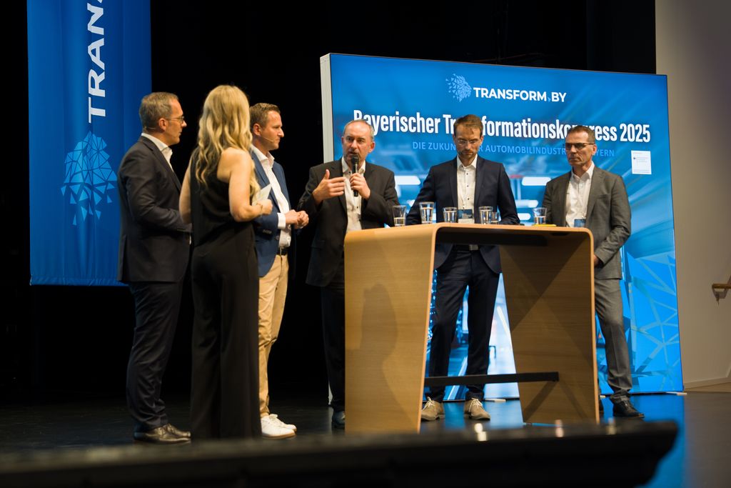 Bayerns Wirtschaftsminister Hubert Aiwanger bei der Podiumsdiskussion im Rahmen des Bayerischen Transformationskongresses.
Foto: StMWi