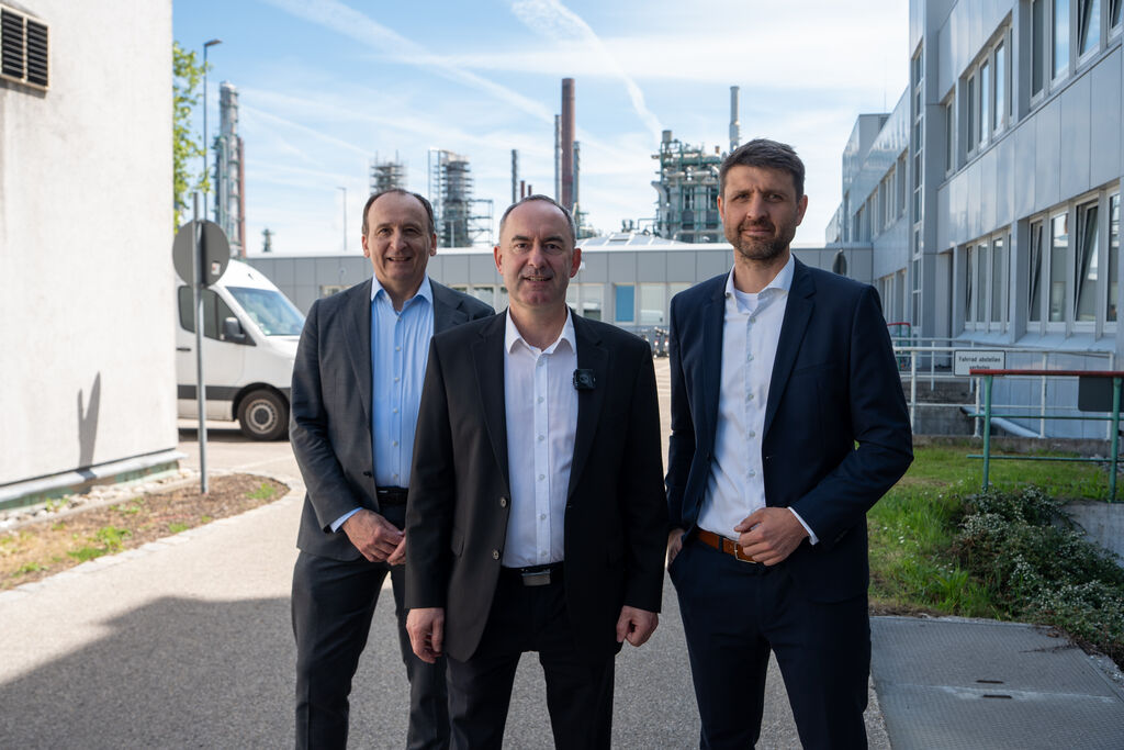 Bayerns Wirtschaftsminister Hubert Aiwanger gemeinsam mit dem Geschäftsführer der OMV Deutschland GmbH, Dr. Sebastian Posch (rechts), und dem Hauptgeschäftsführer des en2x, Prof. Christian Küchen (links).
Foto: StMWi