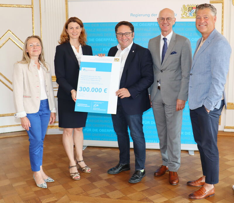 (v.l.) Dr. Magdalena Meyerweissflog (Regionalmanagerin vom Landkreis Regensburg), Landrätin Tanja Schweiger,
Wirtschaftsstaatssekretär Tobias Gotthardt, Regierungspräsident Walter Jonas und Amtsleiter Toni Lautenschläger vom Amt für
Wirtschaft und Wissenschaft der Stadt Regensburg. Foto: Regierung der Oberpfalz/Stühlinger-Weinhändler