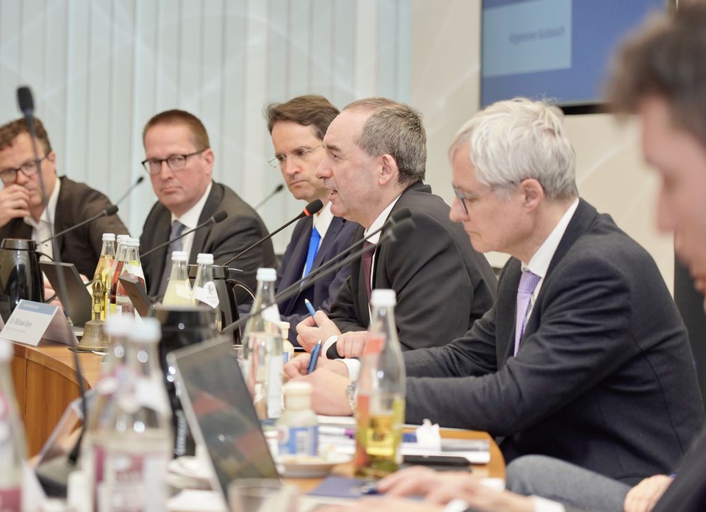 Wirtschaftsminister Hubert Aiwanger spricht mit Akteuren der regionalen Wirtschaft. Foto:StMWi.