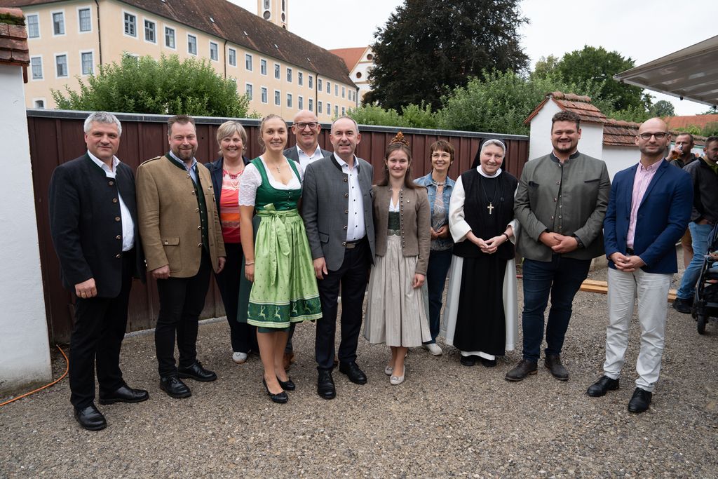 Bayerns Wirtschafts- und Energieminister beim zehnjährigen Jubiläum der Firma Holz Energie Regio AG.
Foto: StMWi