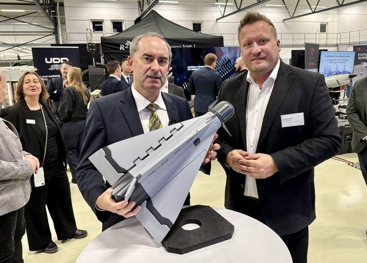 Bayerns Wirtschaftsminister Hubert Aiwanger beim Rundgang durch die Drohnen-Ausstellung. Foto: StMWi