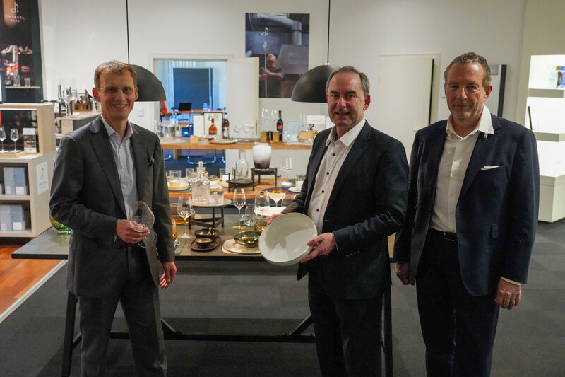 Bei seinem Besuch in Zwiesel hat Bayerns Wirtschaftsminister Hubert Aiwanger angekündigt, die Anliegen der Branche mit in den politischen Dialog zu nehmen. Das Bild zeigt ihn mit Prof. Dr. Andreas Buske, Geschäftsführer der Zwiesel Fortessa AG (links) und Richard Voit, CEO der Bayerische Glaswerke GmbH (rechts). Foto: StMWi/K. Huber