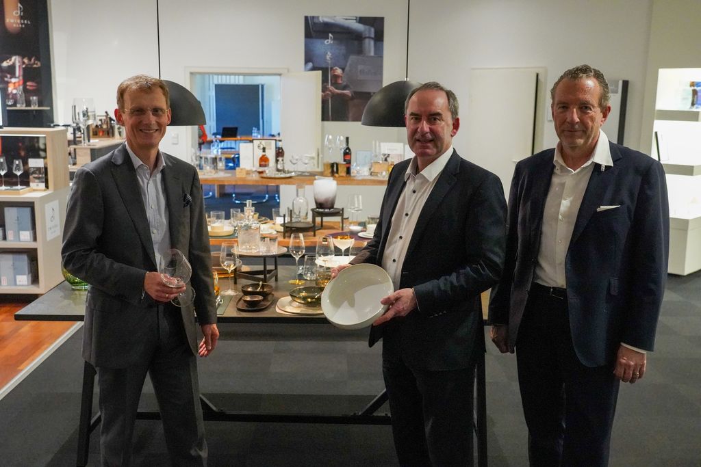 Bei seinem Besuch in Zwiesel hat Bayerns Wirtschaftsminister Hubert Aiwanger angekündigt, die Anliegen der Branche mit in den politischen Dialog zu nehmen. Das Bild zeigt ihn mit Prof. Dr. Andreas Buske, Geschäftsführer der Zwiesel Fortessa AG (links) und Richard Voit, CEO der Bayerische Glaswerke GmbH (rechts). Foto: StMWi/K. Huber