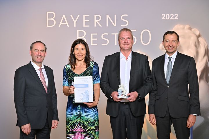Bayerns Wirtschaftsminister Hubert Aiwanger (links) übergibt die Auszeichnung "Bayerns Best 50" an die SPARKS GmbH. 