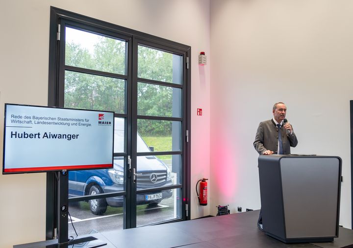 Wirtschaftsminister Hubert Aiwanger beim Spatenstich der H2-Tankstelle der MAIERKORDULETSCH Gruppe in Vilshofen