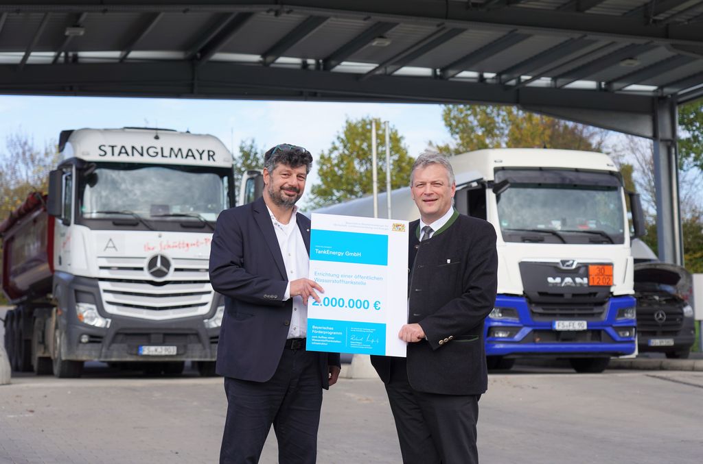 Wirtschaftsstaatssekretär Roland Weigert (r.) überreicht Rüdiger Schuma, Geschäftsführer der TankEnergy GmbH, den Förderbescheid über 2 Millionen Euro. Foto: StMWi