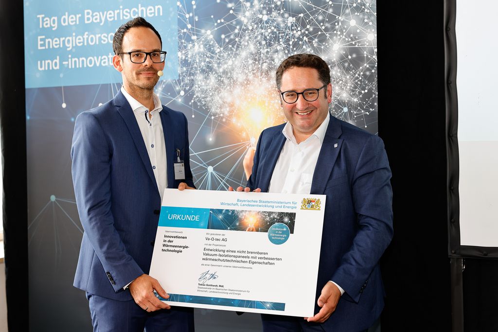 Staatssekretär Tobias Gotthardt (rechts) überreicht die Gewinnerurkunde an Tobias Bock von der Va-Q-Tec AG. Foto: StMWi/S. Geiger