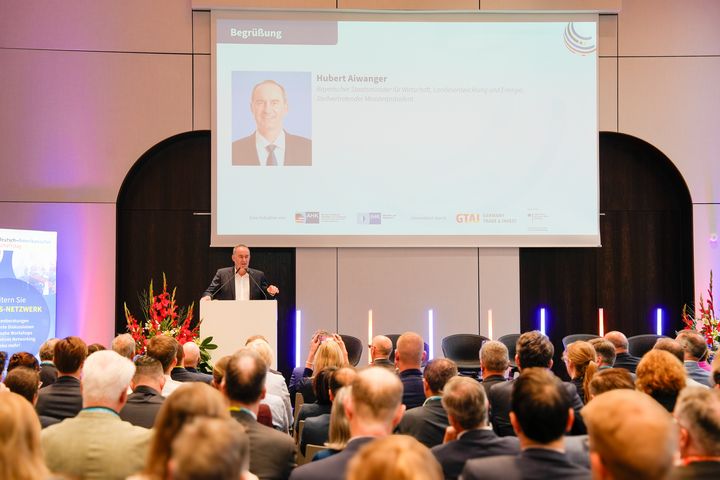Wirtschaftsminister Hubert Aiwanger spricht über die Wirtschaftsbeziehungen zu den USA  beim 10. Deutsch-Amerikanischen Wirtschaftstag. Foto: StMWi.