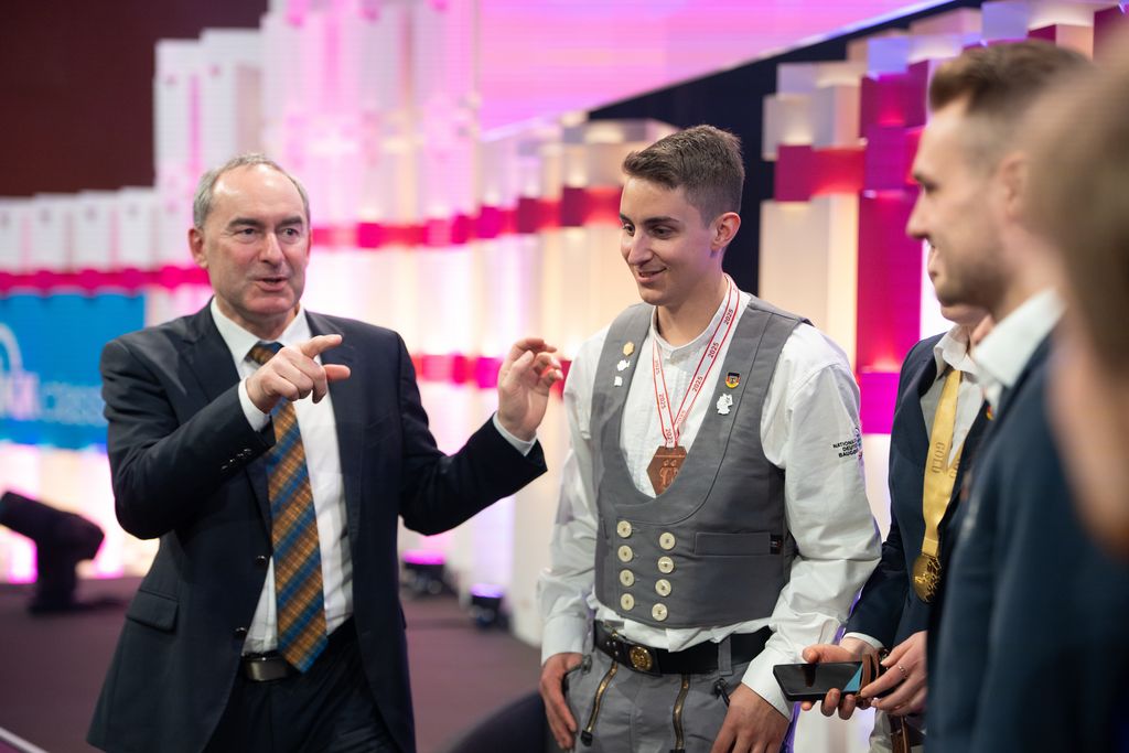 Bayerns Wirtschaftsminister Hubert Aiwanger mit den Gewinnern von EuroSkills (Foto: StMWi/B. Brummer)
