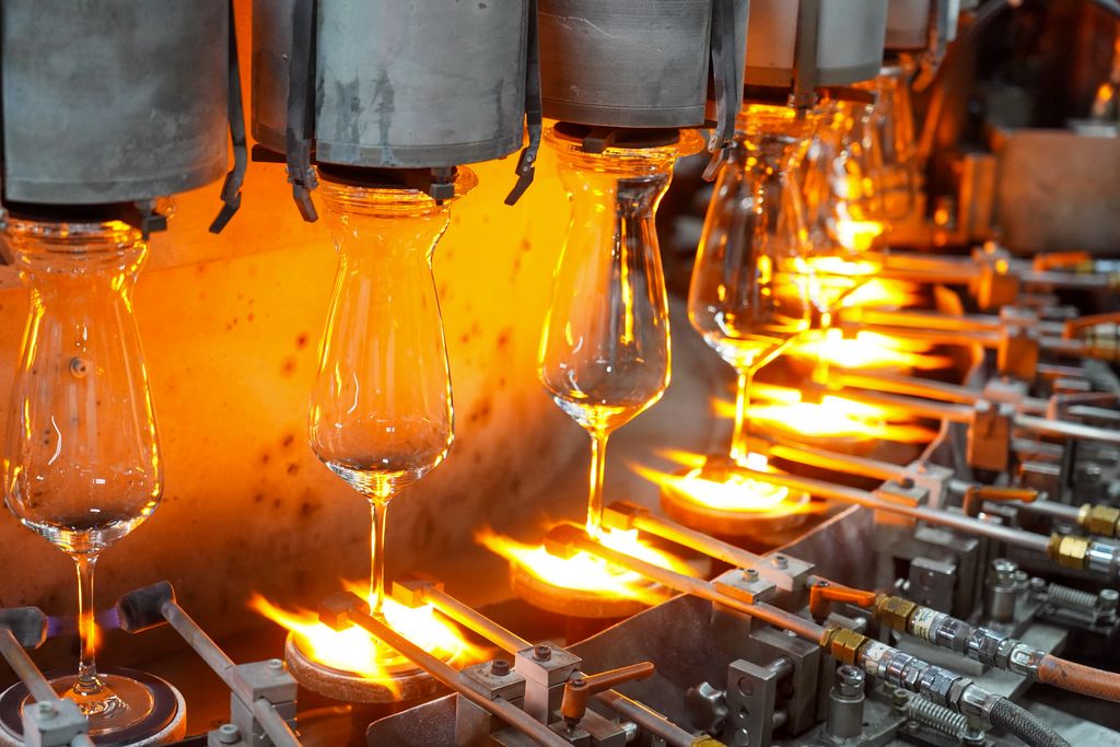 Die Glasbranche zählt zu den energieintensiven Industrien und steht derzeit unter erheblichem Druck. Foto: StMWi/K. Huber