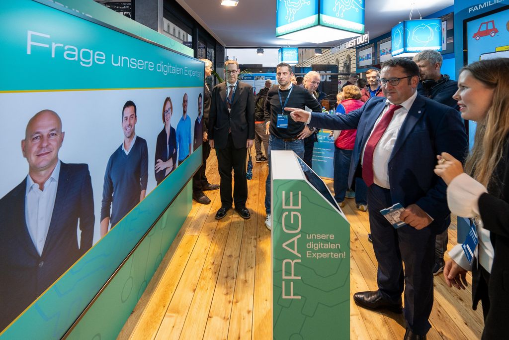 Impressionen des Besuchs von Bayerns Wirtschaftsstaatssekretär Tobias Gotthardt am OpenSpace-Stand des Bayerischen Wirtschaftsministeriums.