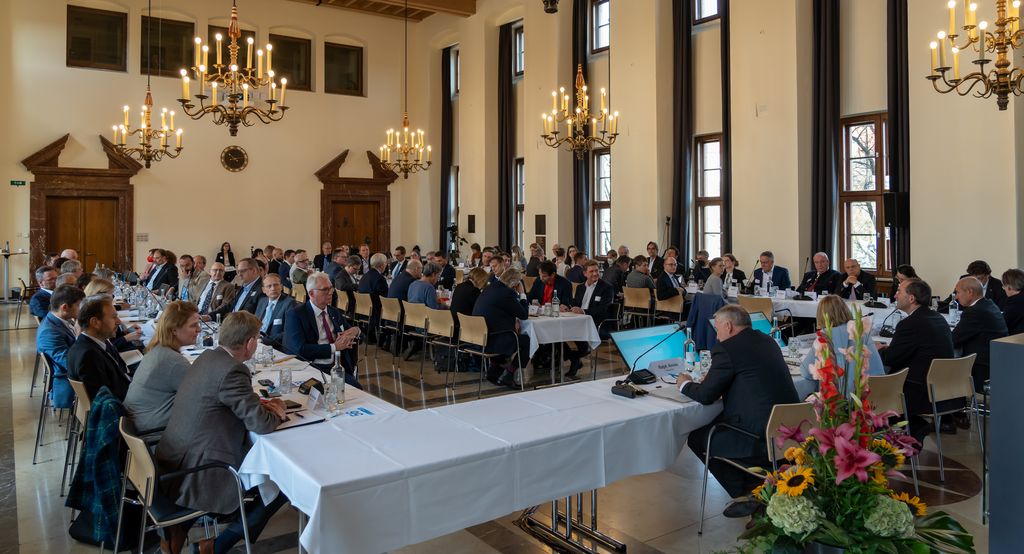Der Energiebeirat tagte erstmals wieder in Präsenz im Ludwig-Erhard-Saal des Wirtschaftsministeriums. Foto: © StMWi/E. Neureuther