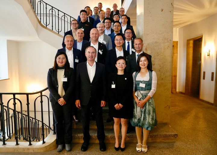 Bayerns Wirtschaftsminister Hubert Aiwanger hat sich beim dritten Netzwerktreffen &quot;Hock di her&quot; mit 20 Geschäftsführern chinesischer Unternehmen in Bayern ausgetauscht. Foto: F. Wachtveitl/StMWi