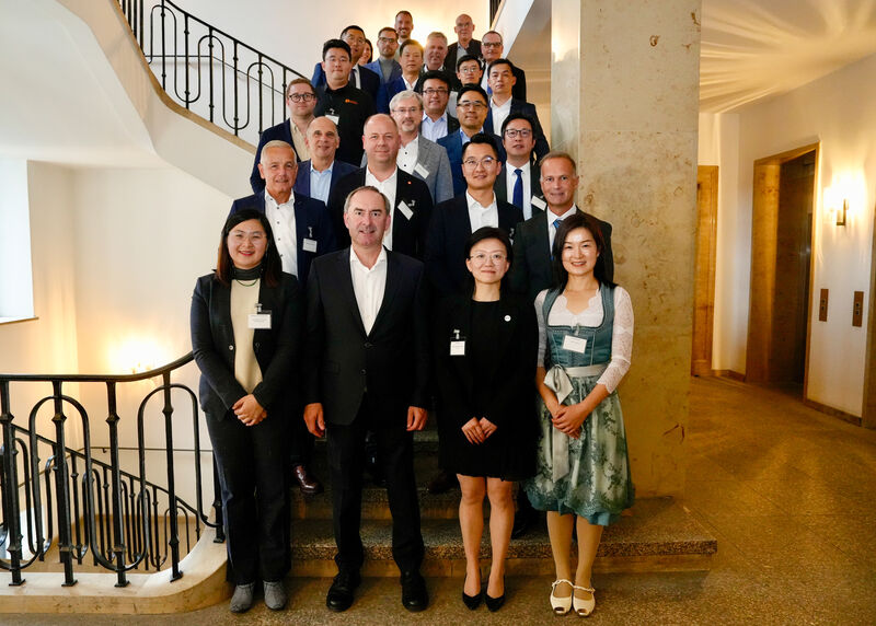 Bayerns Wirtschaftsminister Hubert Aiwanger hat sich beim dritten Netzwerktreffen "Hock di her" mit 20 Geschäftsführern chinesischer Unternehmen in Bayern ausgetauscht. Foto: F. Wachtveitl/StMWi